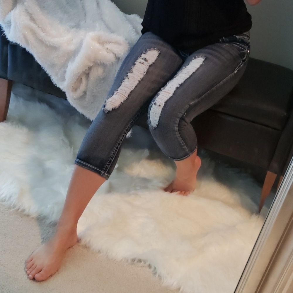 Distressed jean capri